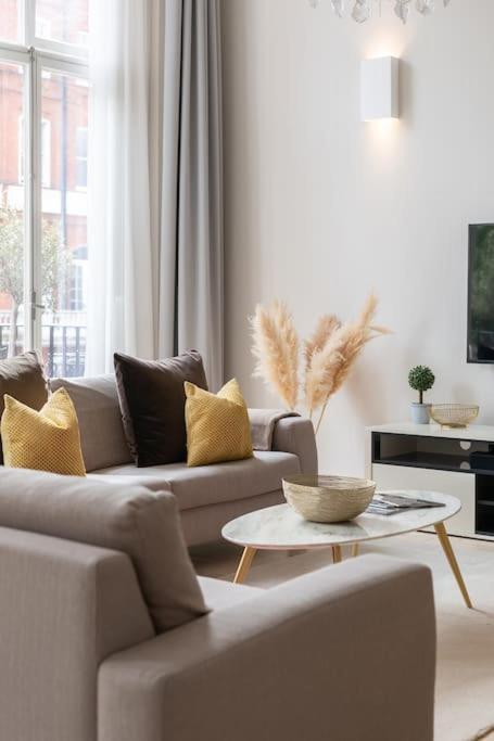 Presidential With 14ft High Ceilings & Private Elevator Appartamento Londra