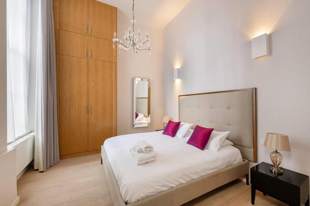 Presidential With 14ft High Ceilings & Private Elevator Apartment *