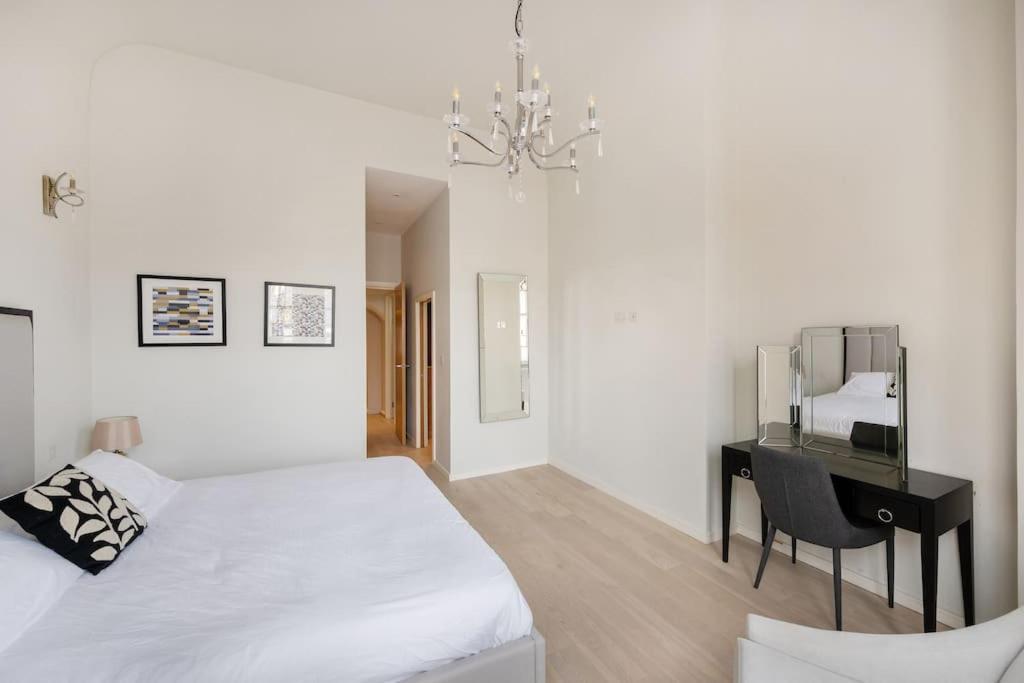 Presidential With 14ft High Ceilings & Private Elevator * Londra