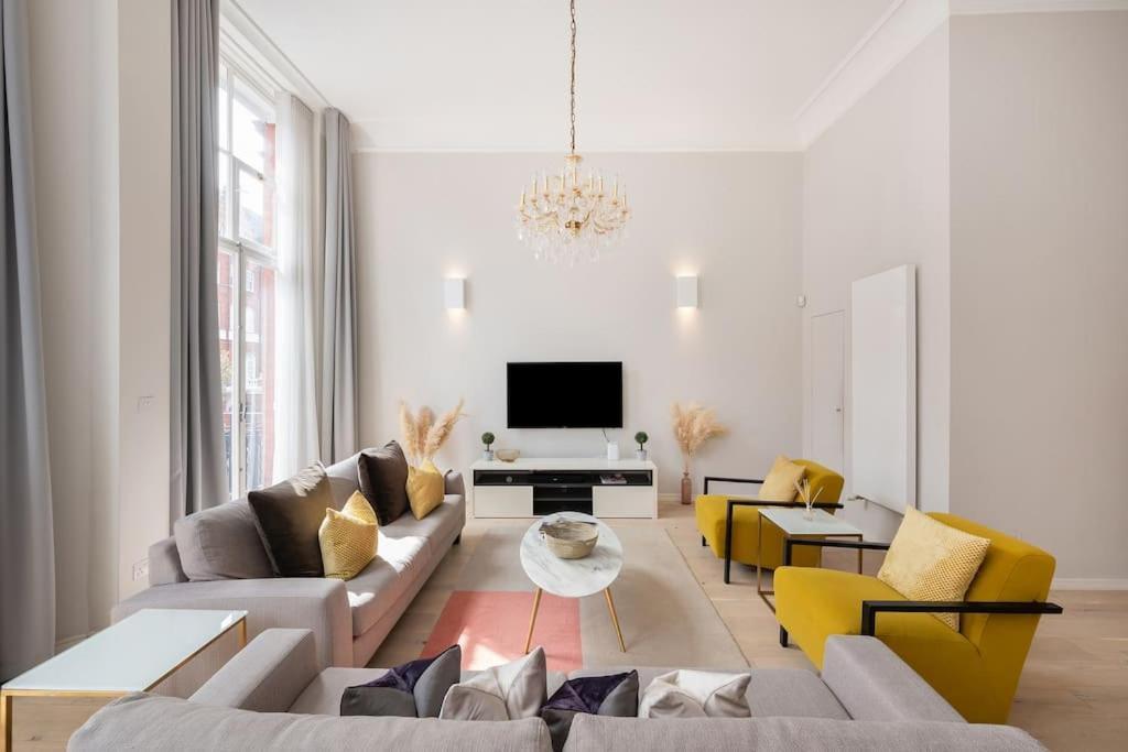 Presidential With 14ft High Ceilings & Private Elevator Apartment *