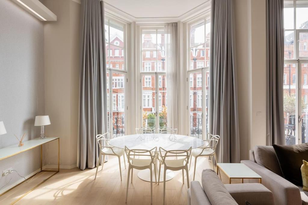Presidential With 14ft High Ceilings & Private Elevator Londra