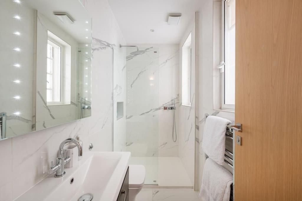Presidential With 14ft High Ceilings & Private Elevator * Londra